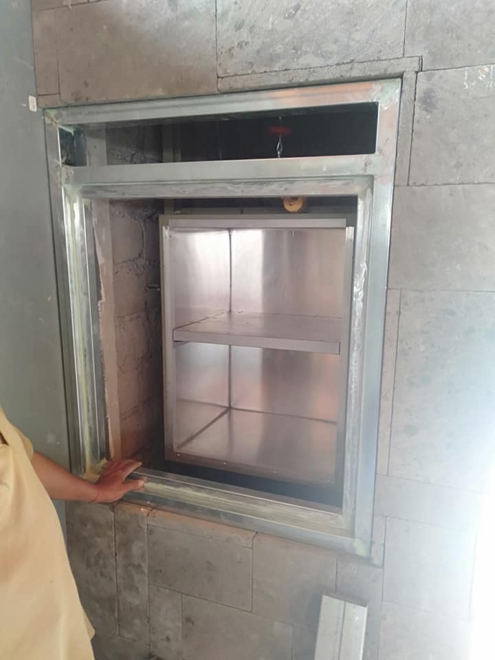 dumbwaiter-restaurant-villa-ubud-bali-2 Lift Barang Rumah Sakit Wisma Prasanthi Tabanan 3